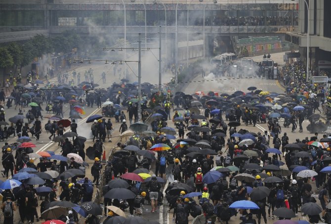 Hong Kong’da Polisten Göstericilere Plastik Mermili Müdahale