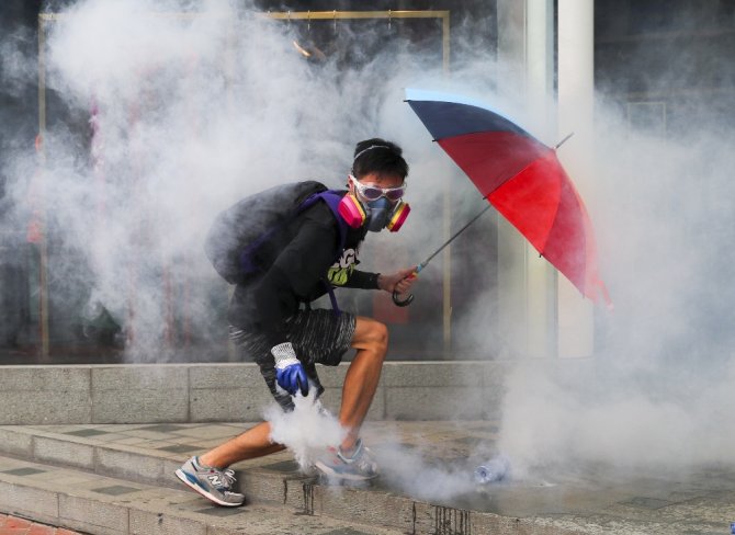 Hong Kong’da Polisten Göstericilere Plastik Mermili Müdahale
