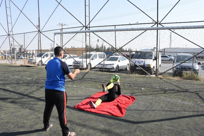 Kaleci, Saha Zemininde Açılan Çukurları Battaniye İle Kapattı