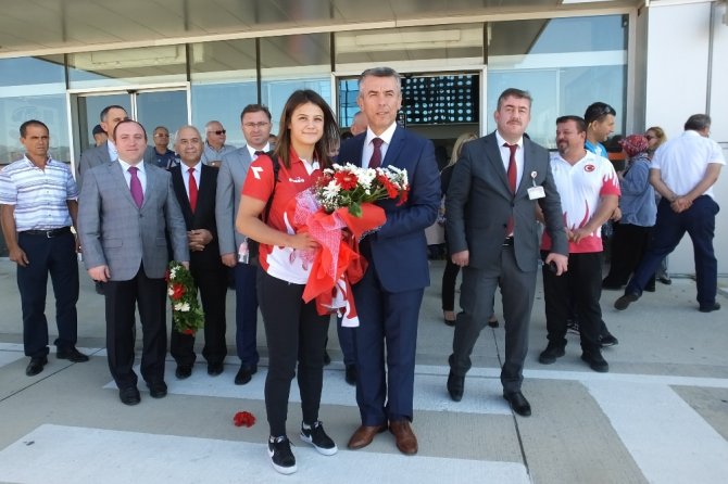 Dünya Şampiyonu Habibe, Çiçeklerle Karşılandı