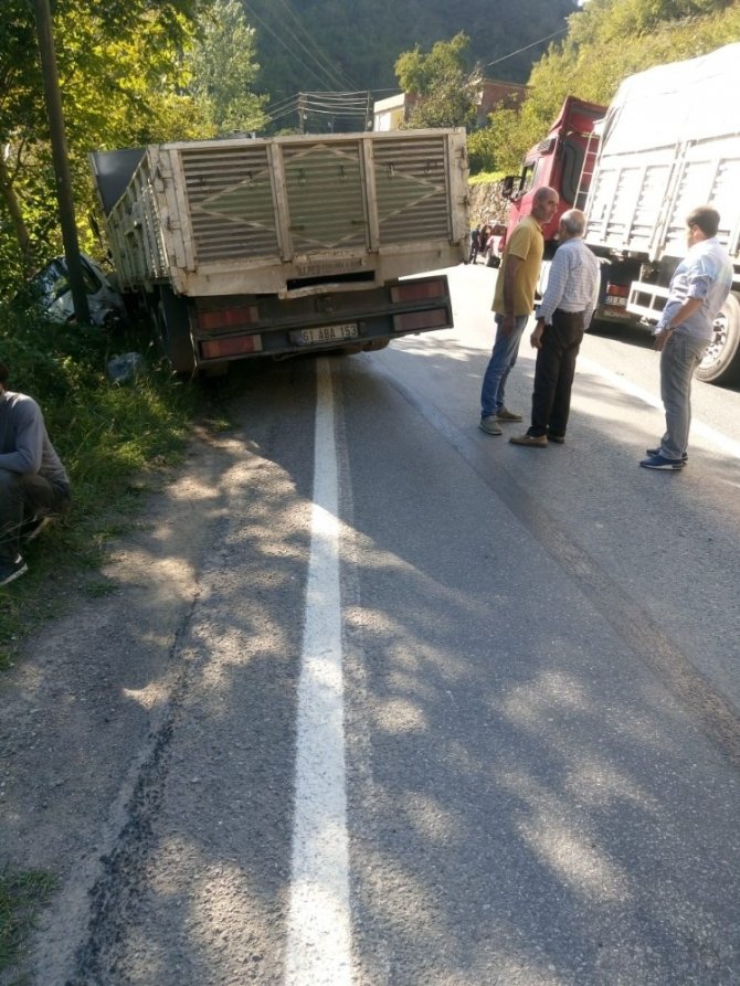 Araklı-bayburt Karayolunda Kaza: 2 Yaralı