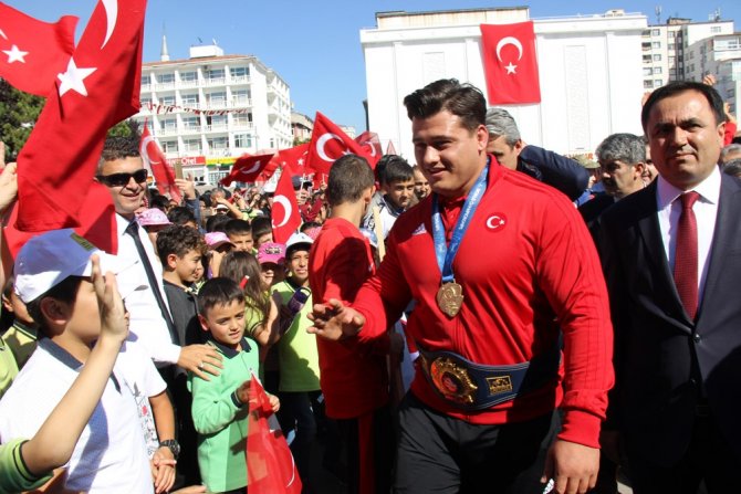 Milli Güreşçi Kayaalp Memleketinde Coşkuyla Karşılandı