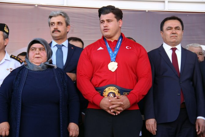 Milli Güreşçi Kayaalp Memleketinde Coşkuyla Karşılandı