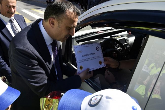 Gümüşhane’de Yayalara Yol Verenlere Teşekkür Belgesi Verildi