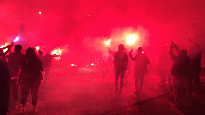 Bordo-mavili Taraftarlar Meşalelerle Takımlarını Stada Uğurladı