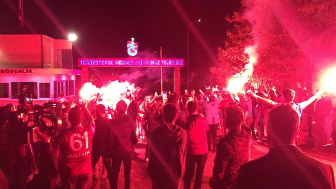 Bordo-mavili Taraftarlar Meşalelerle Takımlarını Stada Uğurladı
