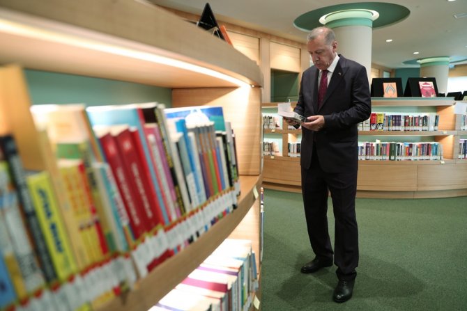 Cumhurbaşkanı Erdoğan Külliye Kütüphanesinde İncelemelerde Bulundu