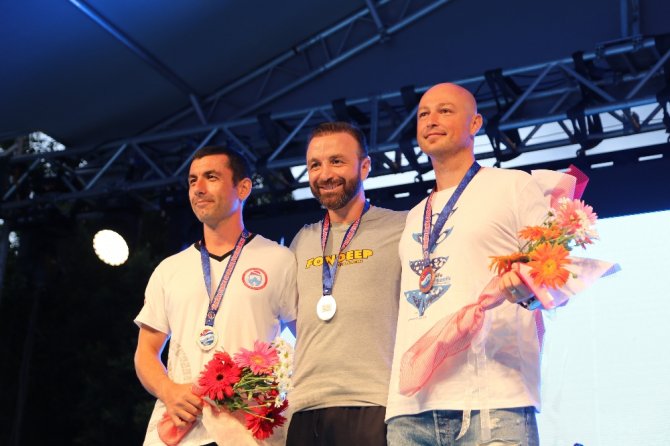 Serbest Dalış Şampiyonasında Derin Ve Erken Şampiyon