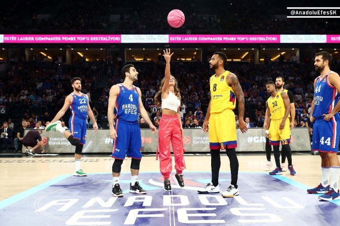 Anadolu Efes - Barcelona Maçında ’Pembe Top’