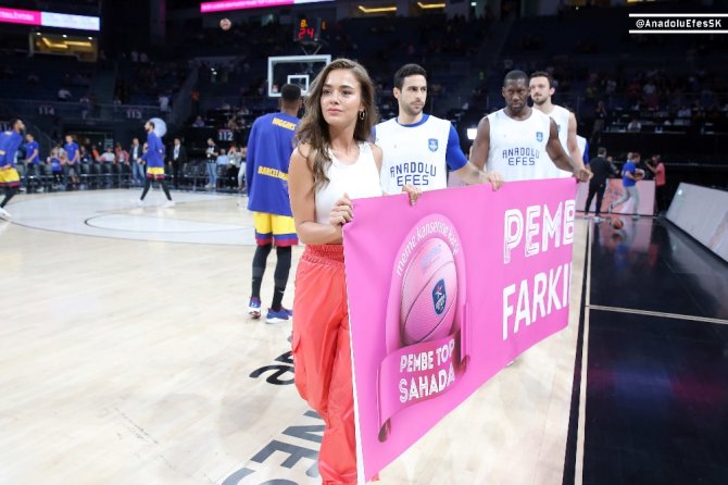Anadolu Efes - Barcelona Maçında ’Pembe Top’