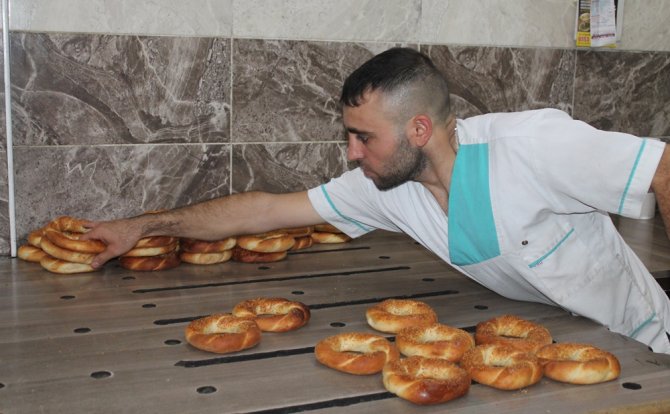 Sabah Hamur Açtığı Ellerle Akşam Kum Torbası Dövüyor!