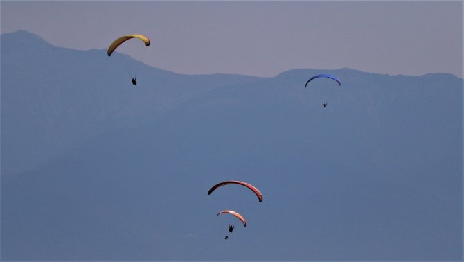 Gökyüzünün Renkli Kanatları