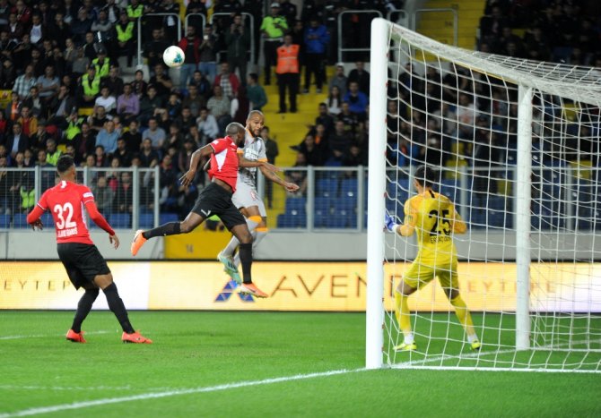 İlk Yarı Sessiz Bitti