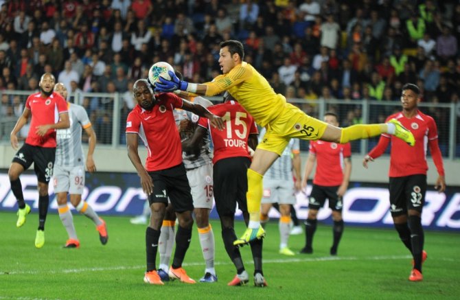 İlk Yarı Sessiz Bitti