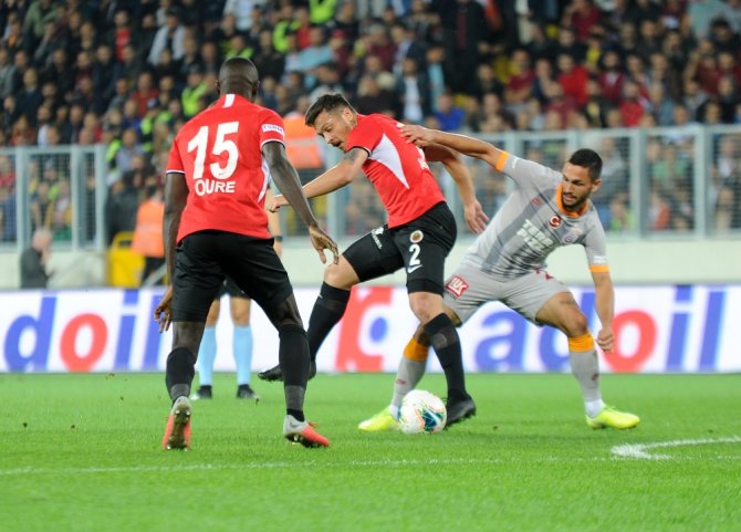 İlk Yarı Sessiz Bitti