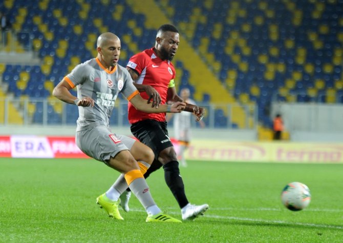 İlk Yarı Sessiz Bitti