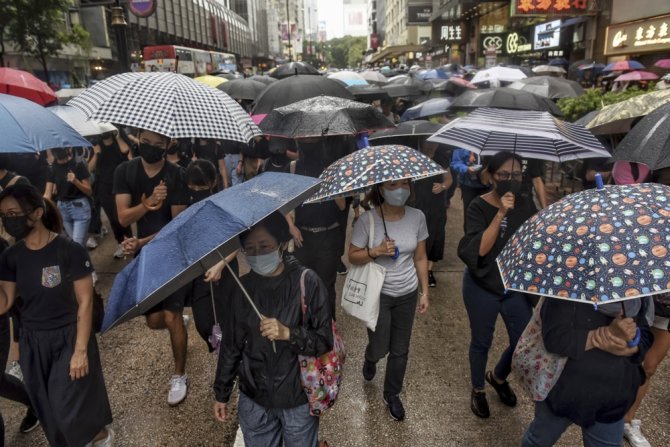 Hong Kong’da Yağmur Altında Protesto