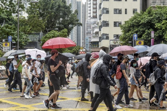 Hong Kong’da Yağmur Altında Protesto