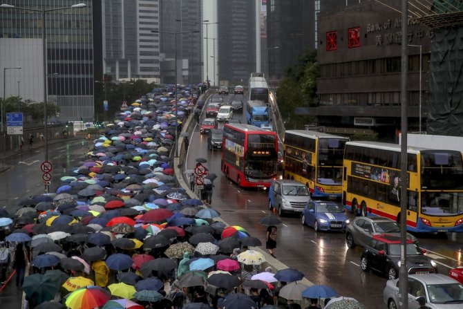 Hong Kong’da Yağmur Altında Protesto