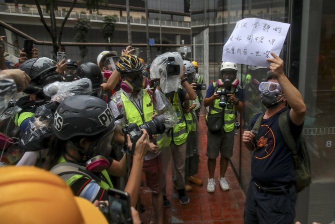 Hong Kong’da Yağmur Altında Protesto