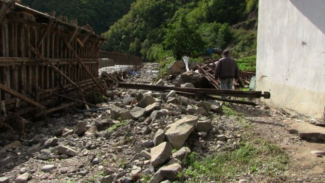 Her Sel Sonrası Borçka’daki Muratlı Barajı Çöplüğe Dönüyor