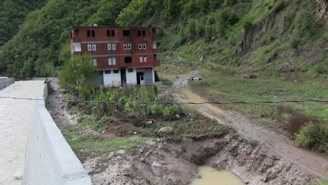 Her Sel Sonrası Borçka’daki Muratlı Barajı Çöplüğe Dönüyor