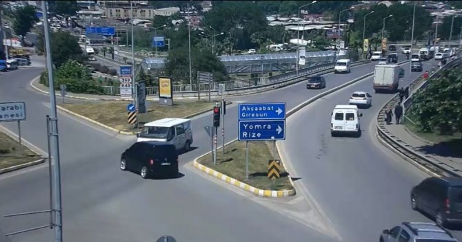 Trabzon’da Dikkatsiz Sürücülerin Kazaları Mobese Kameralarına Yansıdı