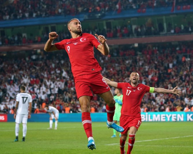 Milliler 90’da Güldü