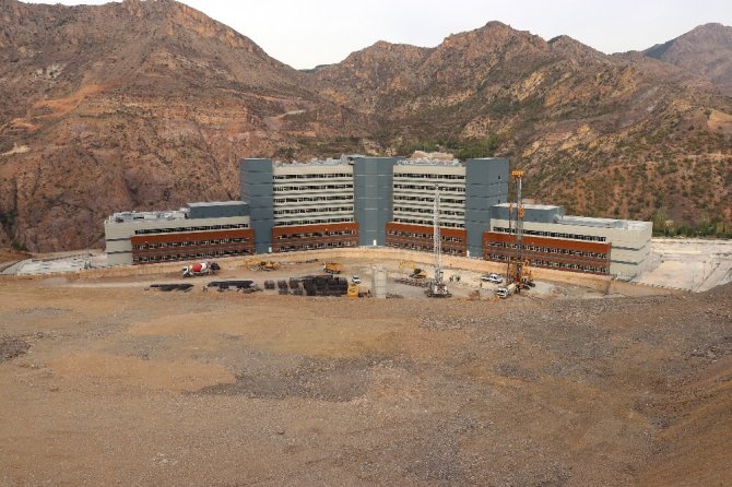 Yeni Hastane İçin Yerin 15 Kat Altına Duvar Yapılıyor