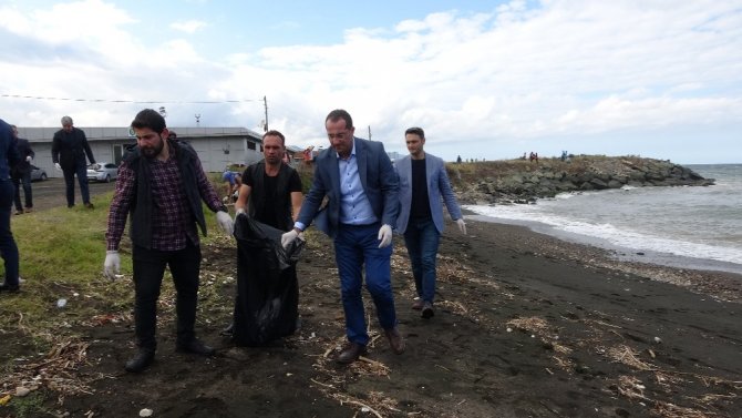 Belediye Başkanı Eldivenleri Giydi, Sahili Çöplerden Temizledi