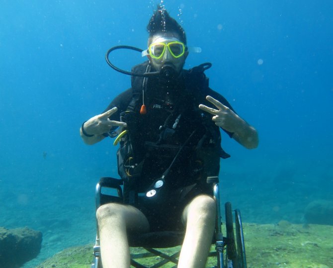 Tekerlekli Sandalyeyle Dalış Yapmıştı, Şimdi De Paraşütle Atladı