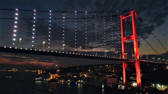 İstanbul Semaları Kızıla Büründü
