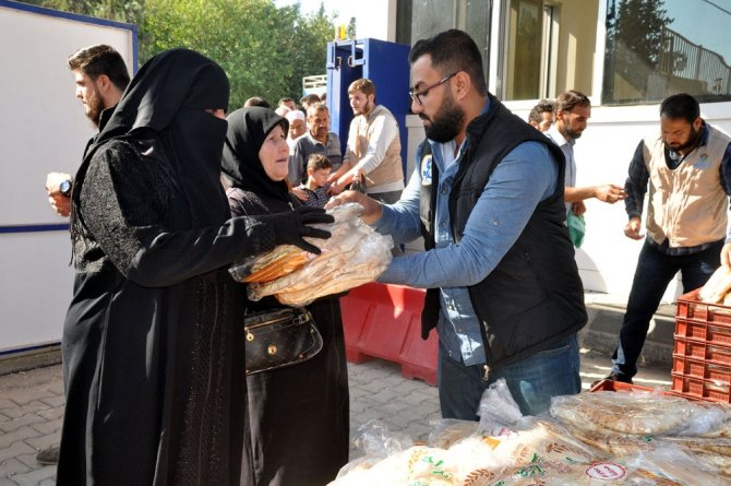 Sınırın Sıfır Noktasındaki Mültecilere Ekmek Dağıtıldı