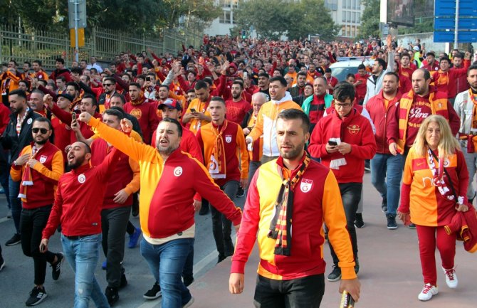 Galatasaray Taraftarı Taksim’de Toplandı