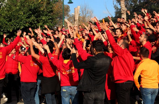 Galatasaray Taraftarı Taksim’de Toplandı