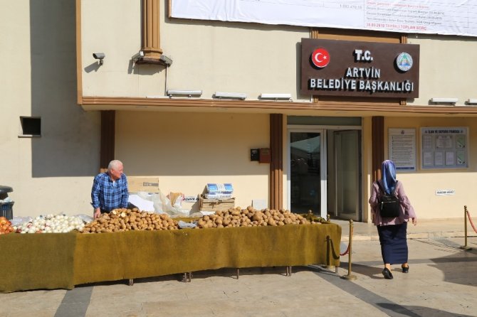 Esnaf Tezgahını Bu Kez Belediye Binası Önünde Açtı