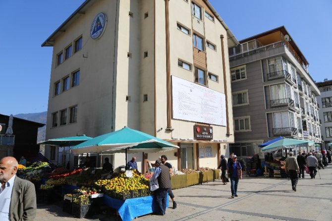 Esnaf Tezgahını Bu Kez Belediye Binası Önünde Açtı