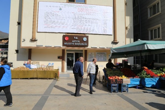 Esnaf Tezgahını Bu Kez Belediye Binası Önünde Açtı