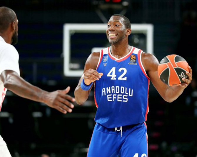 Anadolu Efes 4. Galibiyetini Aldı