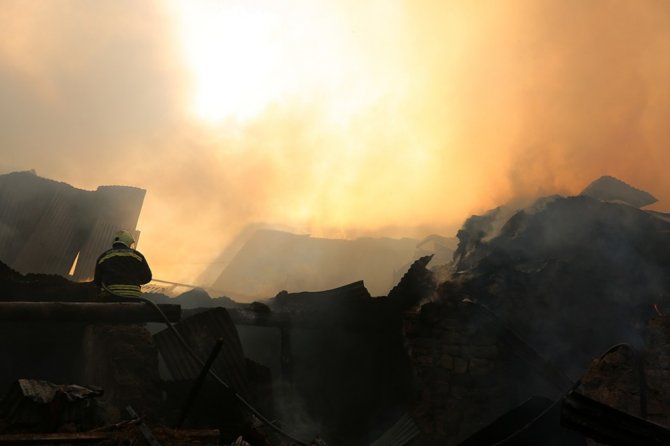 Bayburt’ta Yangın: 7 Ev, 2 Ahır Kullanılamaz Hale Geldi