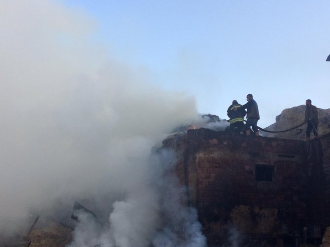 Bayburt’ta Yangın: 7 Ev, 2 Ahır Kullanılamaz Hale Geldi