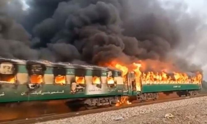 Pakistan’da Trende Yangın Faciası: 62 Ölü