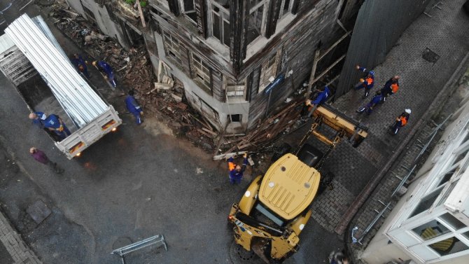 Üsküdar’da Çöken Eski Bina Havadan Görüntülendi