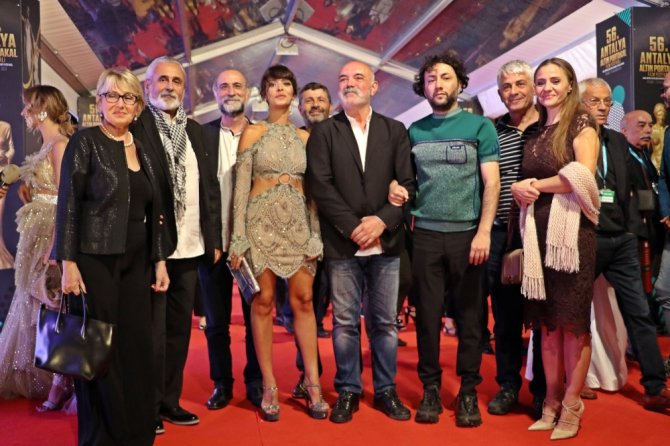 Altın Portakal Film Festivali’nde Kırmızı Halıda Ünlüler Geçidi