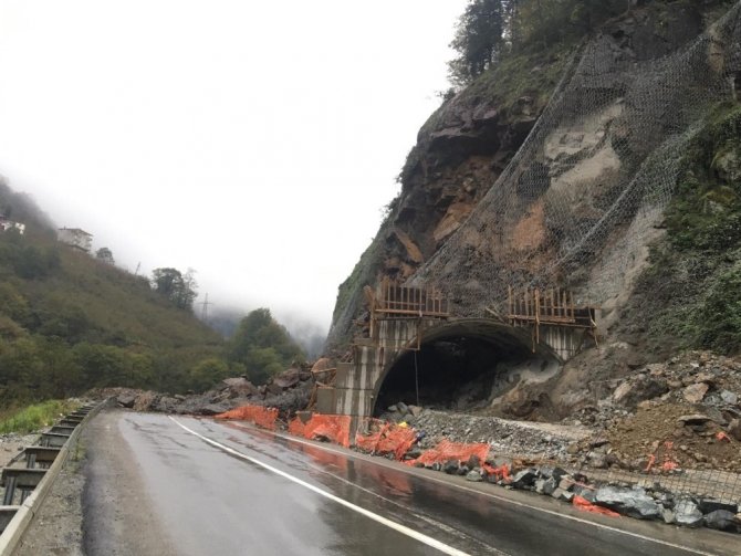 Uzungöl Yolunda Heyelan