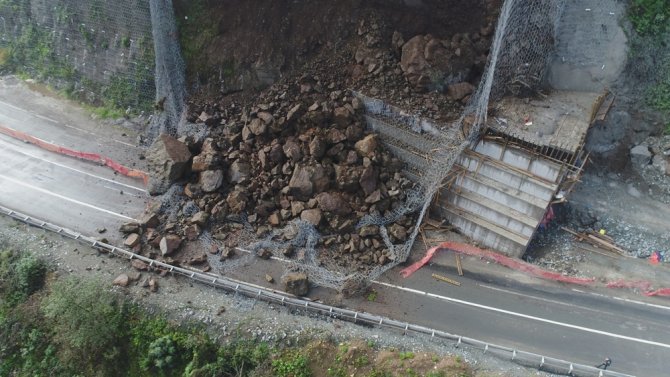 Uzungöl Yolundaki Heyelan Havadan Görüntülendi