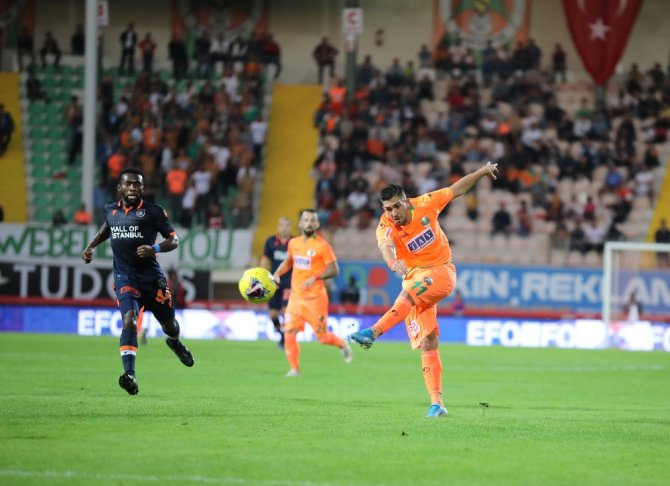 İlk Yarı Sessiz Bitti