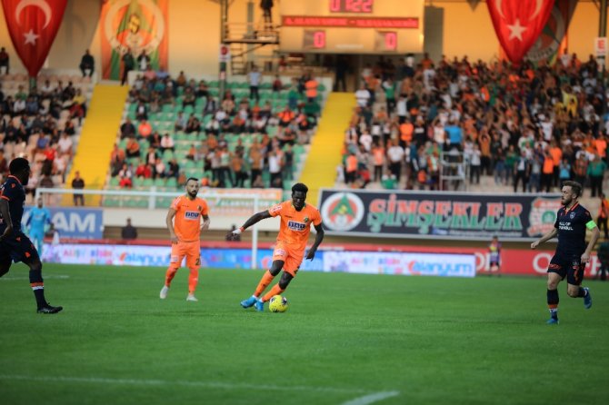 İlk Yarı Sessiz Bitti
