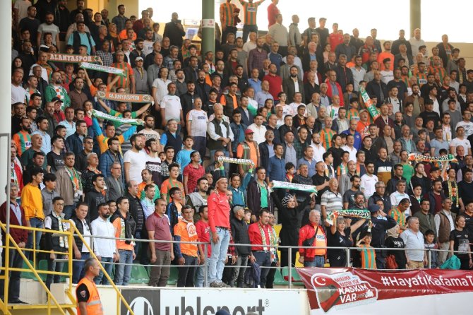İlk Yarı Sessiz Bitti