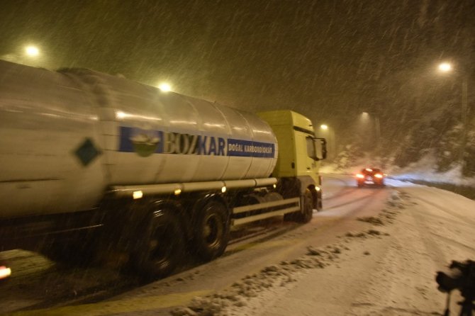 Zigana’da Kar Yağdı, Vatandaşlar Kar Topu Ve Horon Oynadı